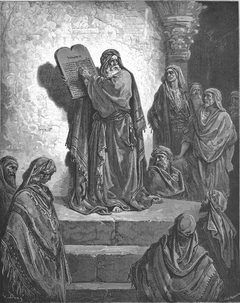 Gravura de Gustave Doré: Esdras de pé num estrado com degraus, segurando tábuas escritas e apontando o texto; o povo em volta, sentado e em pé, escuta.